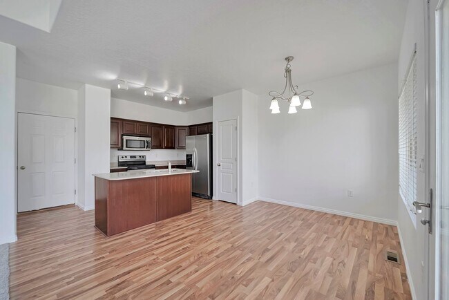 Building Photo - Beautiful 3 Bed Ivory Ridge T/home w 2 car...