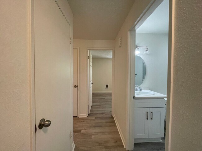 Building Photo - Spacious 2 Bed 1.5 Bath Apartment in Gresham - Newly Renovated w/ Washer & Dryer!