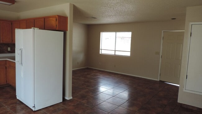 Building Photo - 3 bedroom 2 bath duplex