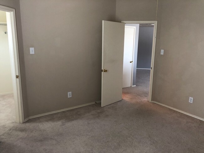 Building Photo - Roomy 4 bedroom 2.5 bath in Waxahachie!!