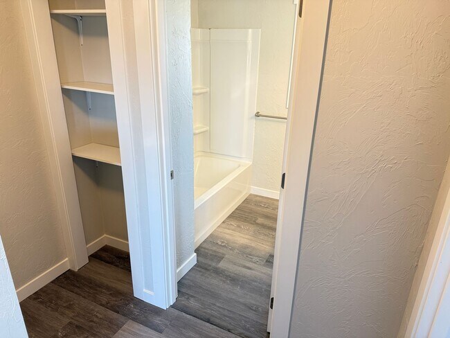 Building Photo - New 2 bed 1 1/2 bath duplex in Springfield!