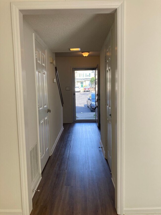 Building Photo - South Charlotte Townhome for Immediate Mov...