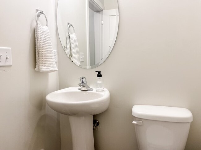 Building Photo - 1046 360 S