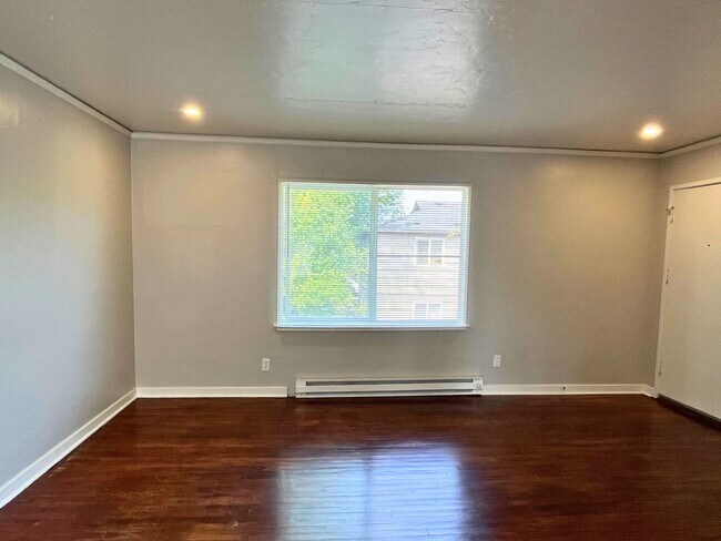 Building Photo - (UNM 355-11)  2 bed/1 bath Apartment