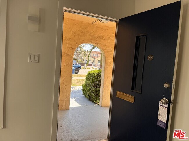 Building Photo - 1325 S Rimpau Blvd