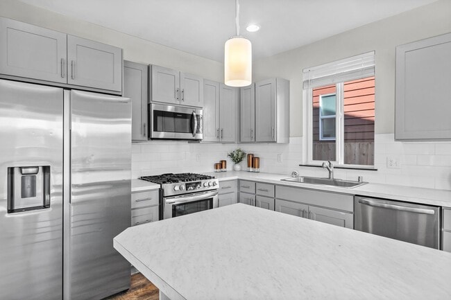 Building Photo - Newer 5 Bedroom Home off Loxie Eagans! Min...