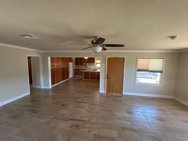 Building Photo - Wow, ready for move in, large updated home...