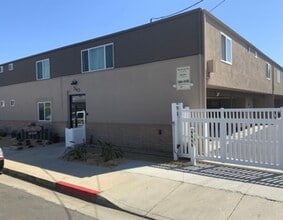 Building Photo - Stunning 1 Bedroom