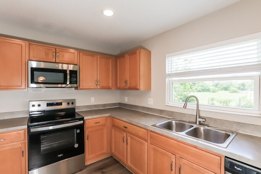 Building Photo - 10716 Southern Forest Dr