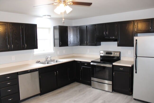 Building Photo - Townhouse