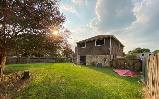 Building Photo - 10531 Golden Meadow Dr