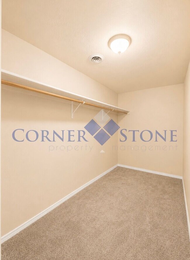 Building Photo - Large 4 Bedroom Home with Bonus Room!