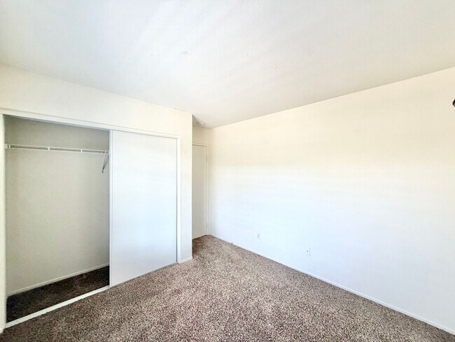 Building Photo - 102 Goldenrod Ave