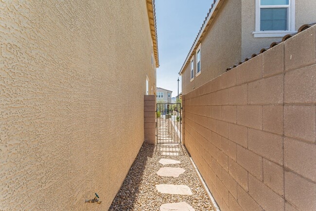 Building Photo - Fairly New Gorgeous SMART House!