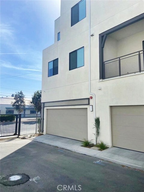 Building Photo - 2049 W Rosecrans Ave