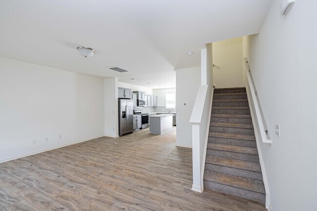 Building Photo - Available June 24th  3br 2.5 ba townhome i...