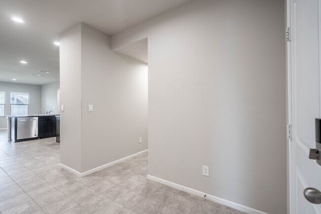 Building Photo - 7616 Silver Crk Ct