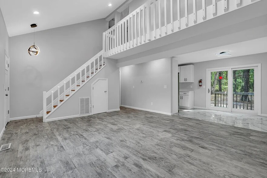 Building Photo - 916 W Commodore Blvd