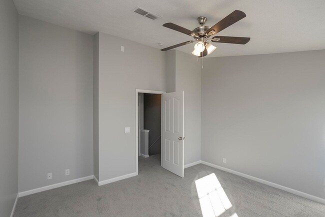 Building Photo - Newly Updated Townhome in Murfreesboro!