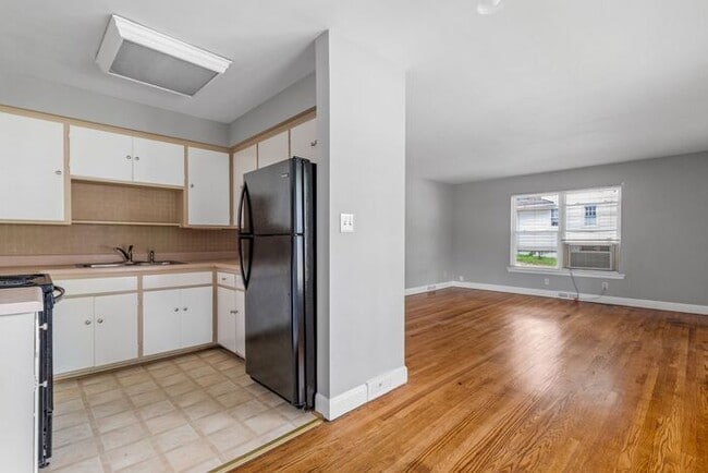 Building Photo - Adorable Duplex in the UNCG Area, Hardwood...