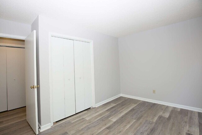 Building Photo - 50 Surry Cir N