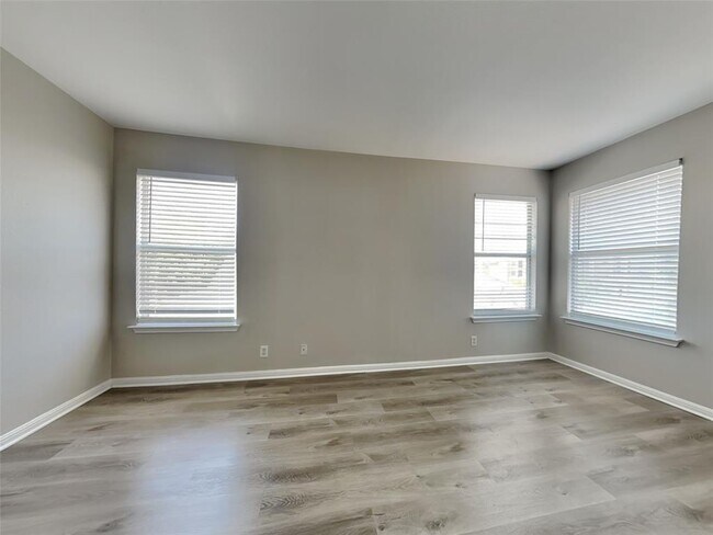 Building Photo - 501 Tobin Dr