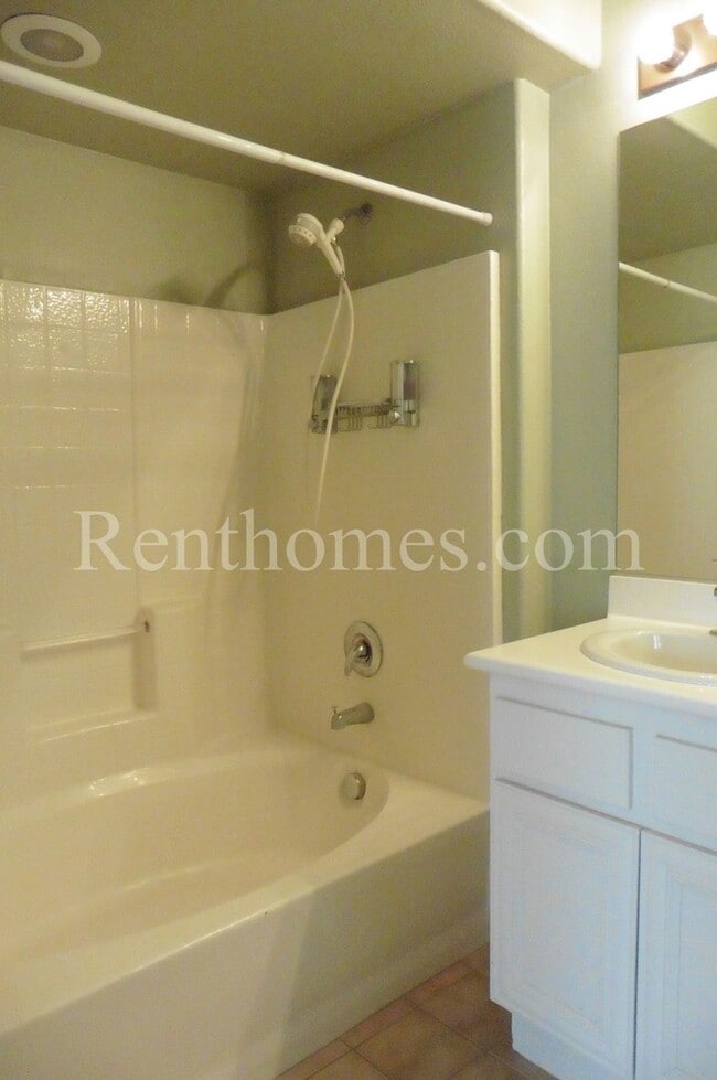 Building Photo - Torrey Highlands, 7750 Via Belfiore #4, AC, Fireplace, Garage, Community Pool and Spa!