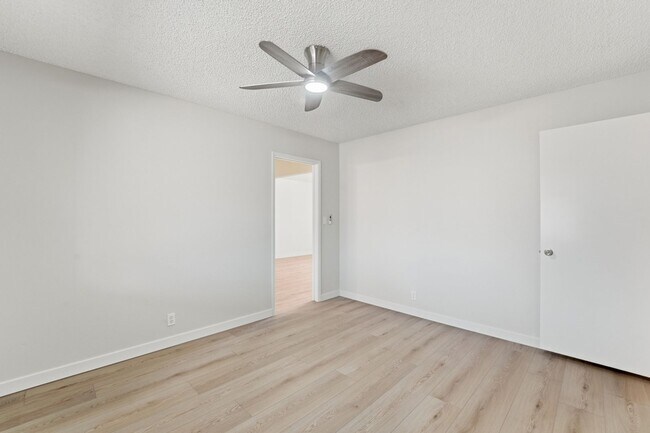Building Photo - Spacious 3 Bed in Dreamland Villa | Corner Lot + Circular Drive