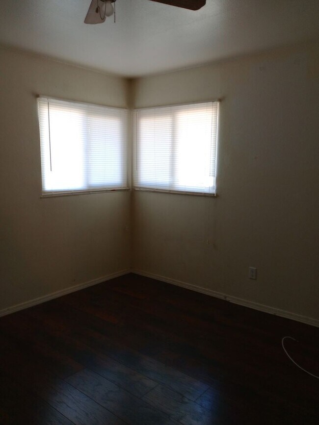 Building Photo - 1208 E Virginia Way