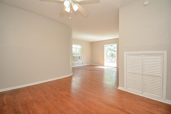 Building Photo - 2718 Wroxton Rd