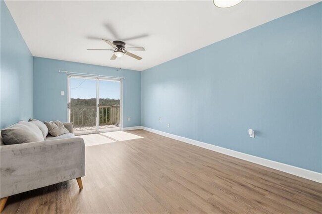 Building Photo - 337 Riverbend Dr