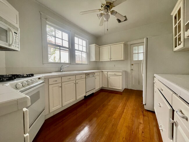 Building Photo - AVAILABLE JUNE 2026 Stunning 3 bed/2 bath ...