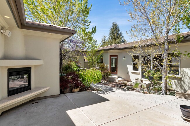 Building Photo - Upper Manzanita Home With City View