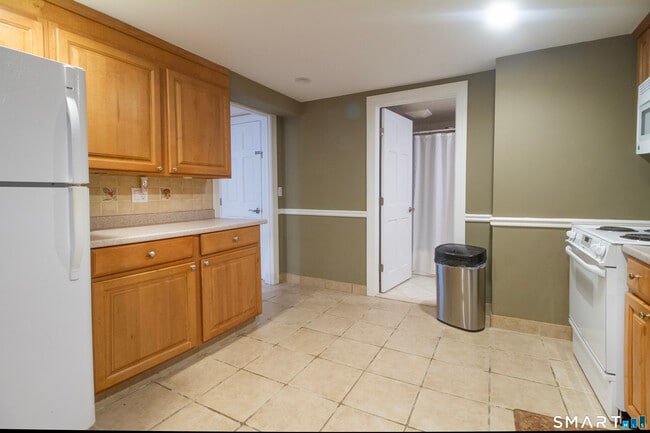 Building Photo - 14 Lake Dr N