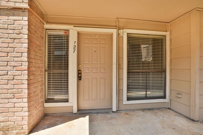 Building Photo - For Lease-Housing Vouchers Accepted | 2 Bed, 2 Bath | 925 Sq Ft | Lakecrest Community |