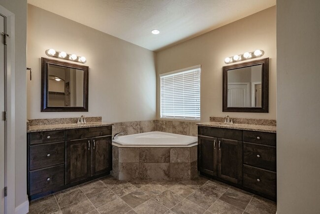 Building Photo - Stunning Home with 4 beds/2.5 baths and 3-Car Garage in Mulberry Estates