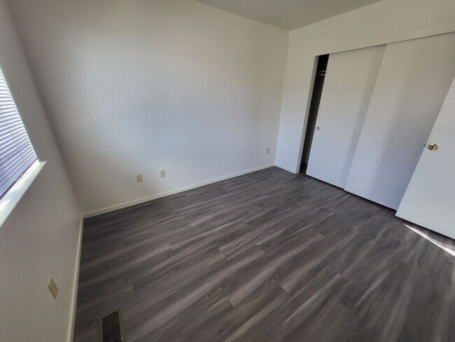 Building Photo - VAL0407