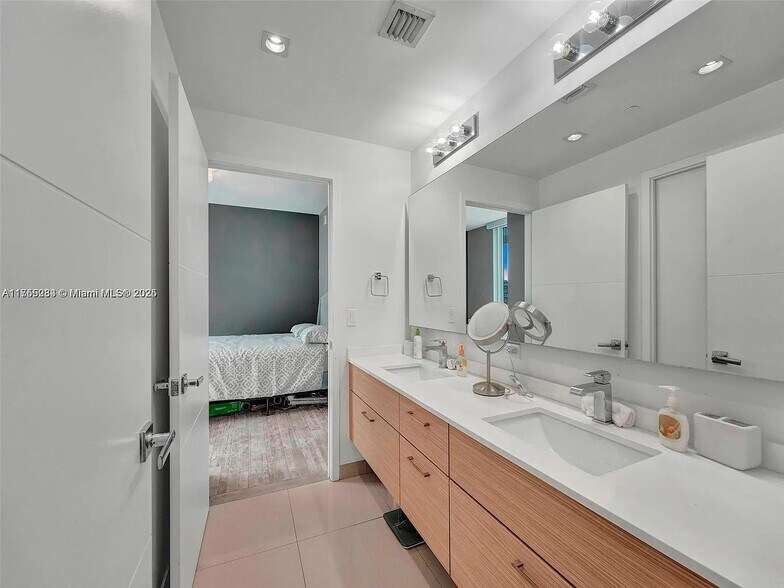 Building Photo - 600 NE 27th St