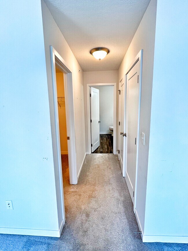 Building Photo - 327 NE Otter Dr