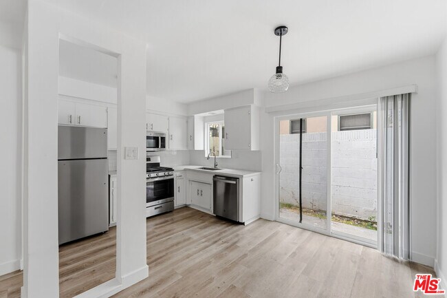 Building Photo - 825 S Detroit St