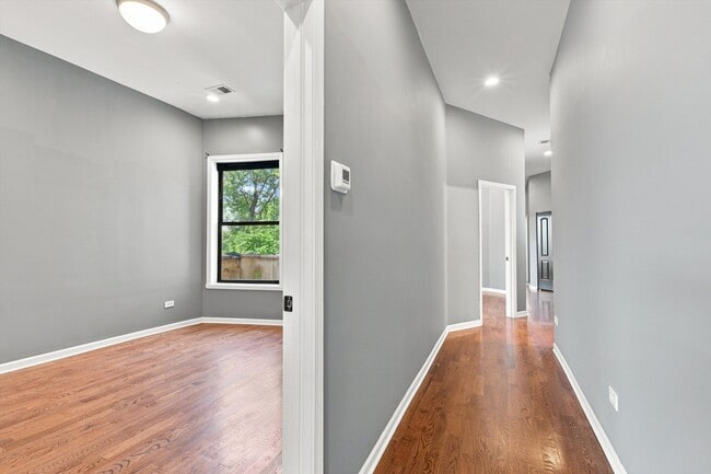 Building Photo - 4834 S Prairie Ave