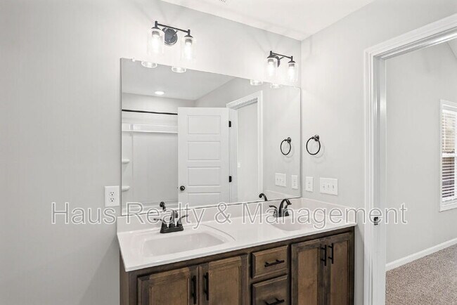 Building Photo - 1514 Fredrick Dr