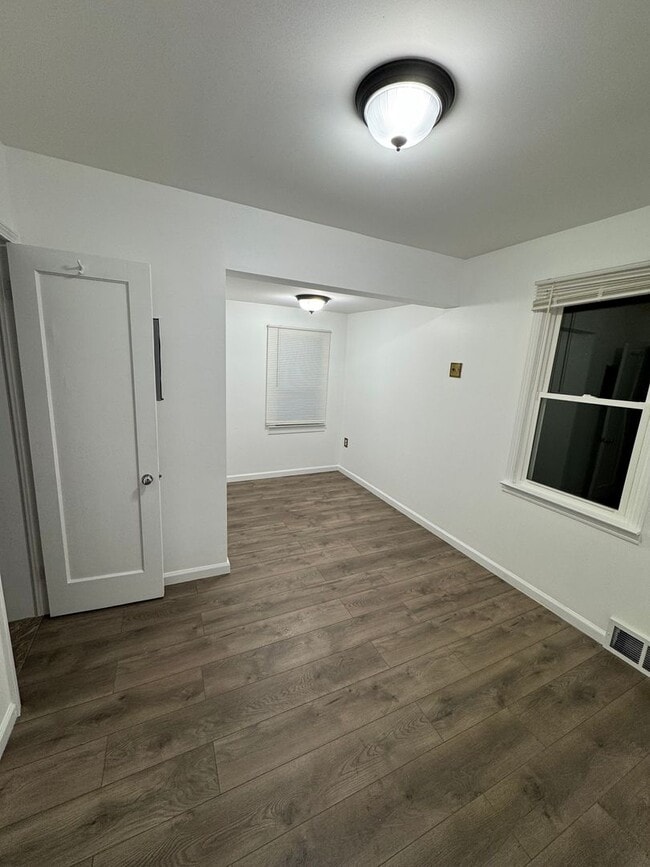 Building Photo - AVAILABLE NOW! SECTION 8 APPROVED! Charming 2-Bedroom Home in Quiet Pontiac Neighborhood!