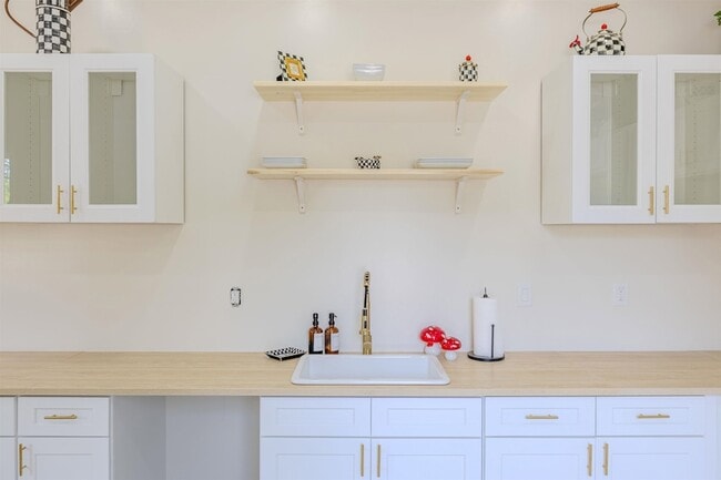 Building Photo - 1061 Shaw Pl