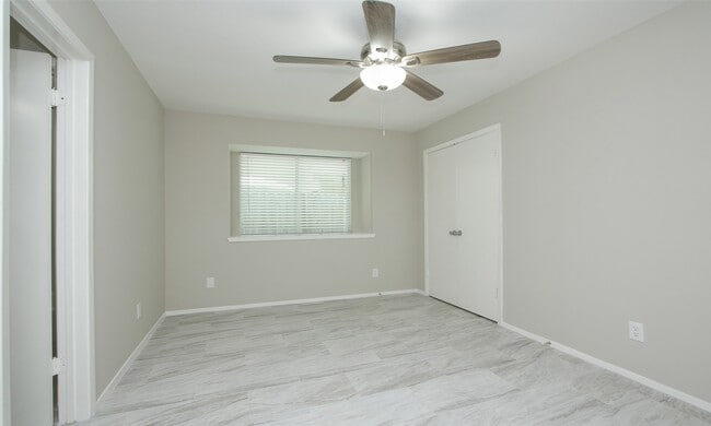 Building Photo - 833 Lakeview Dr