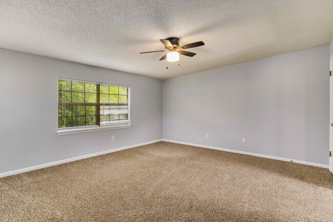 Building Photo - BRIGHT AND BEAUTIFUL DUPLEX CLOSE TO UWF!