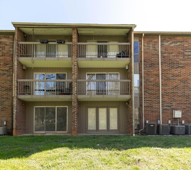 Building Photo - 431 Canberra Dr