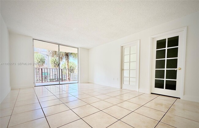 Building Photo - 9310 Fontainebleau Blvd