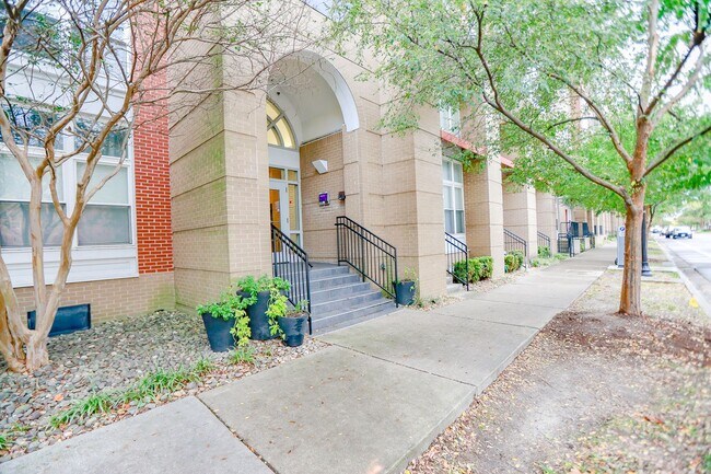 Building Photo - Downtown Norfolk Condo