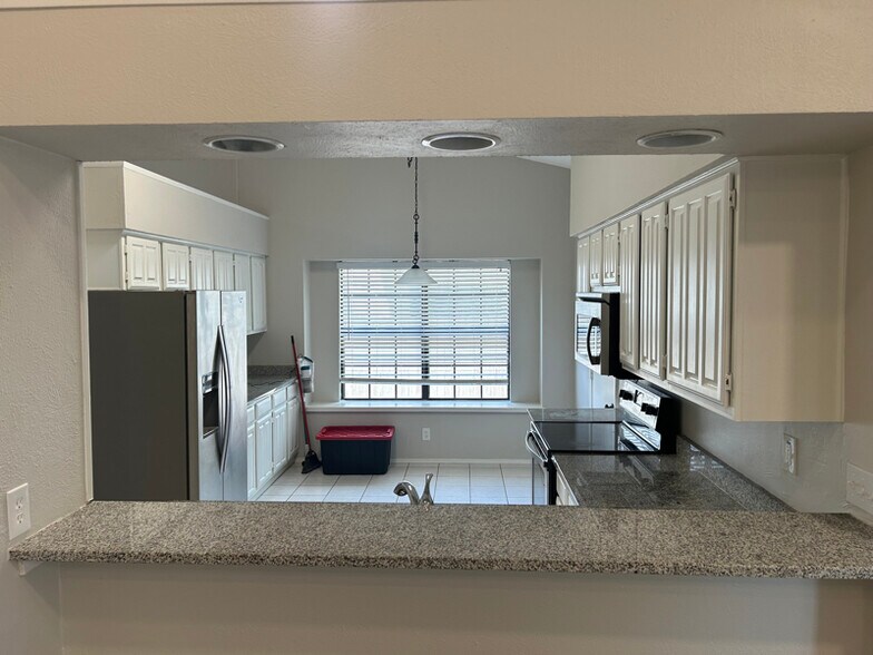 Building Photo - 4312 Avon Ct